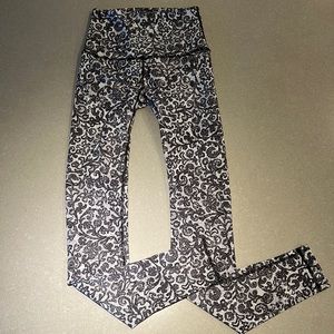 Lululemon luxtreme patterned leggings - perfect condition - size 4